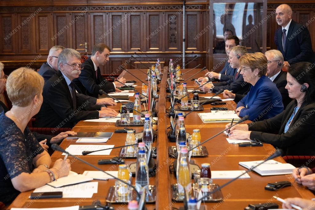 Kövér László fogadta a svájci elnököt 