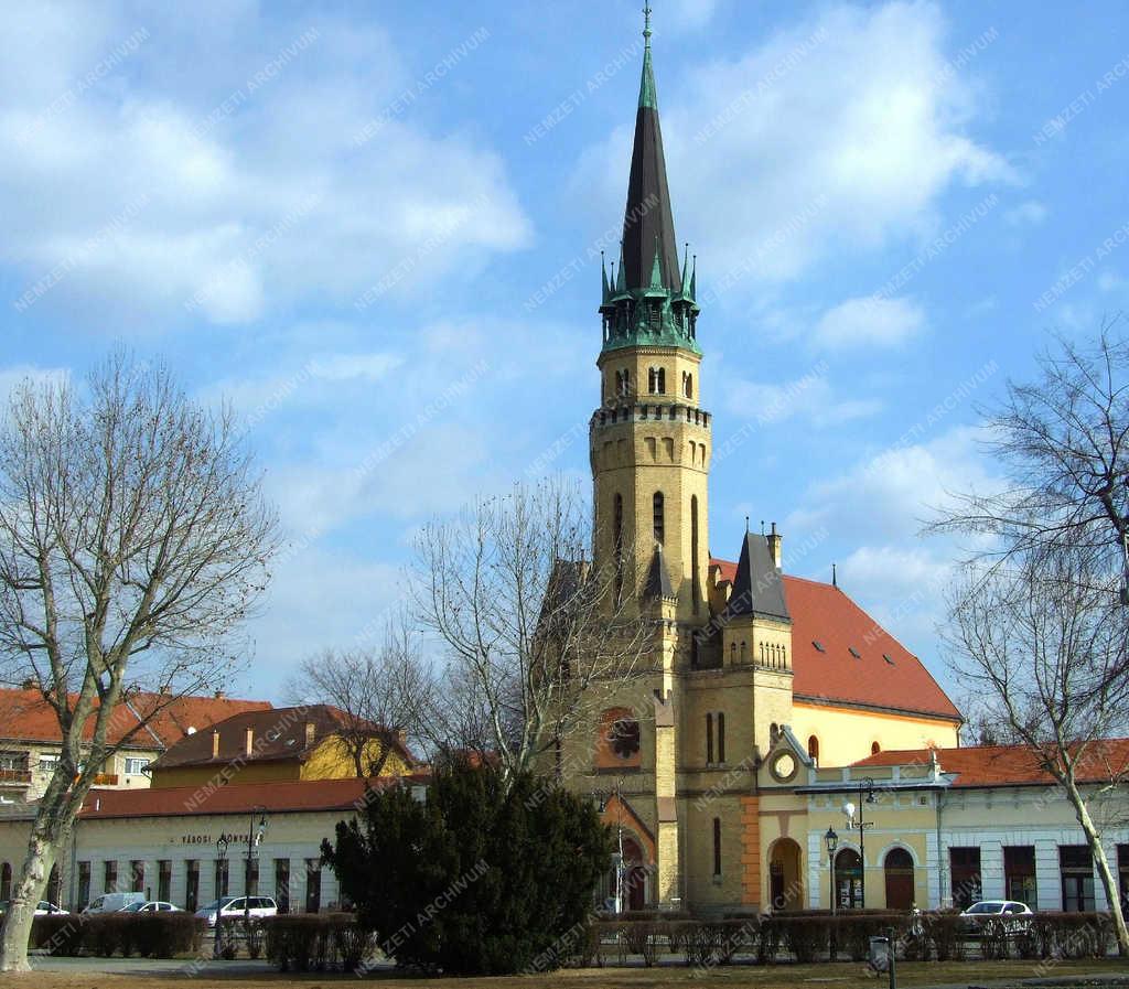 Városkép - Cegléd - Evangélikus templom a Szabadság téren