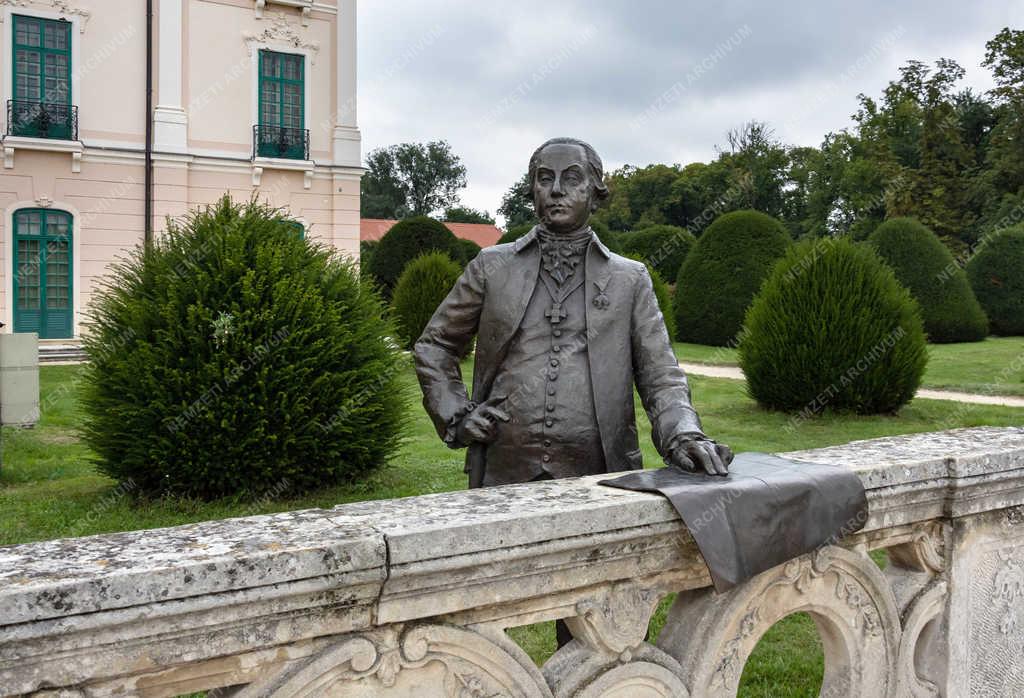 Műalkotás - Fertőd - Esterházy (Fényes) Miklós szobra