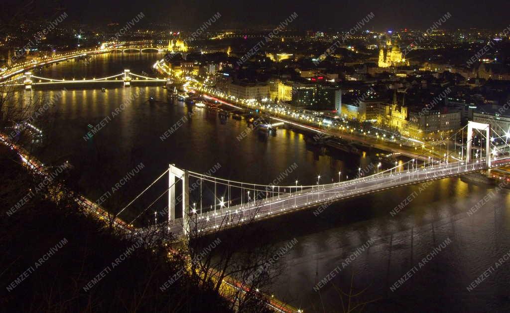  Budapest - A Duna kivilágított hídjai