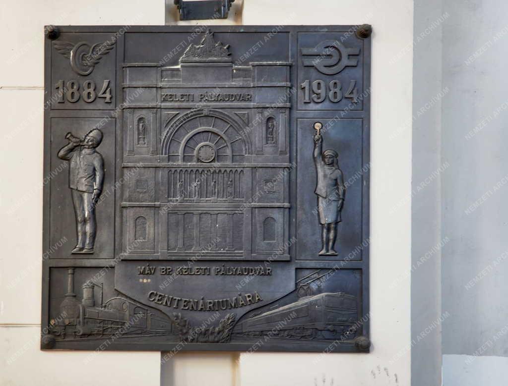 Kultúra - Budapest - Emléktábla a Keleti Pályaudvar centenáriumára