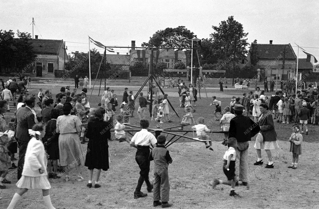 Hétköznapok - Játszótér avatás