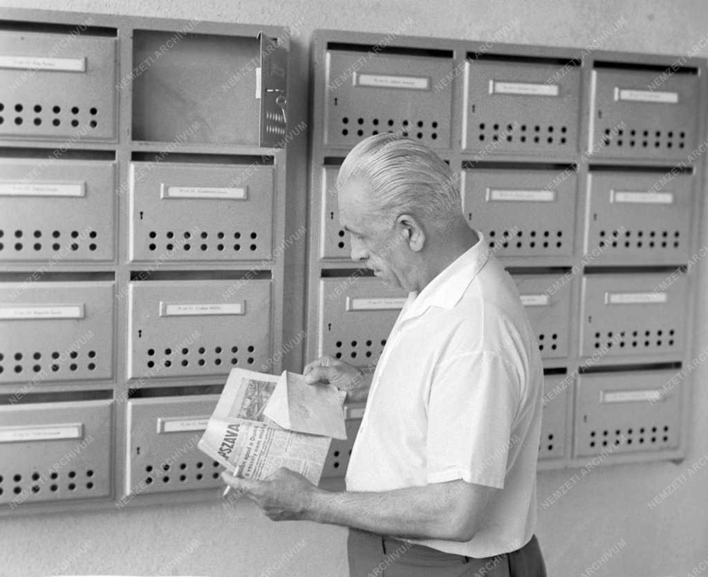 Szolgáltatás - Kapualj levélszekrények a József Attila lakótelepen