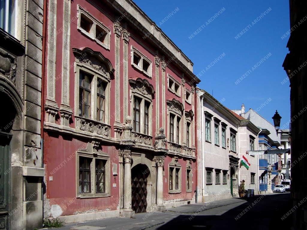 Épület - Sopron - A Bezerédj-palota a Templom utcában