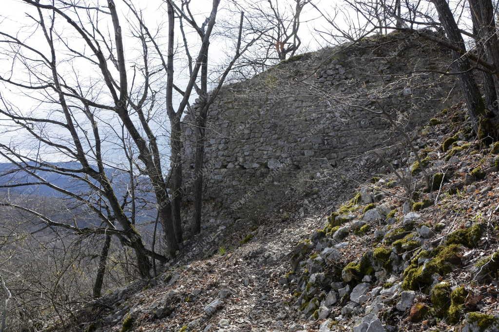 Épület - Dédestapolcsány - A dédesi vár romja