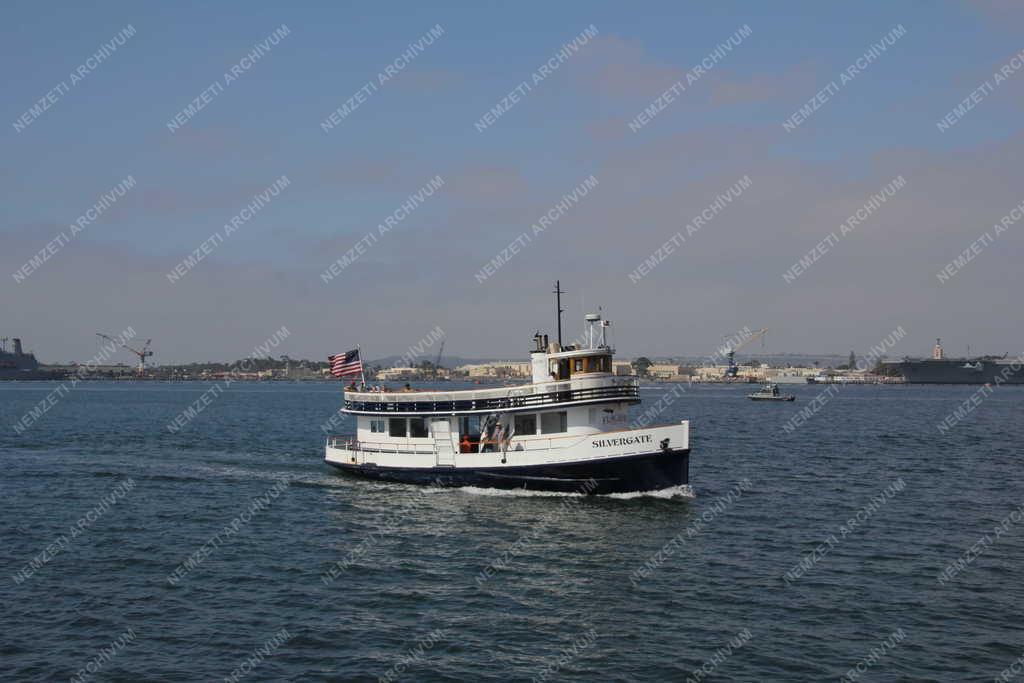 Vizi közlekedés - Személyhajó San Diego kikötőjében