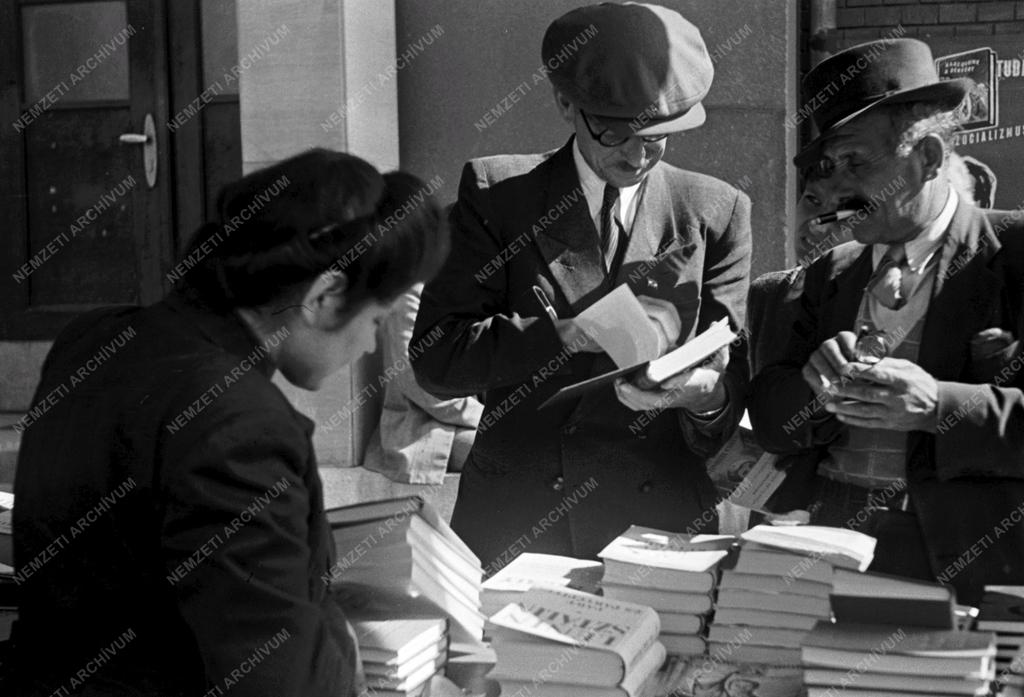 Kultúra - Könyvnap a Rákosi Művek előtt