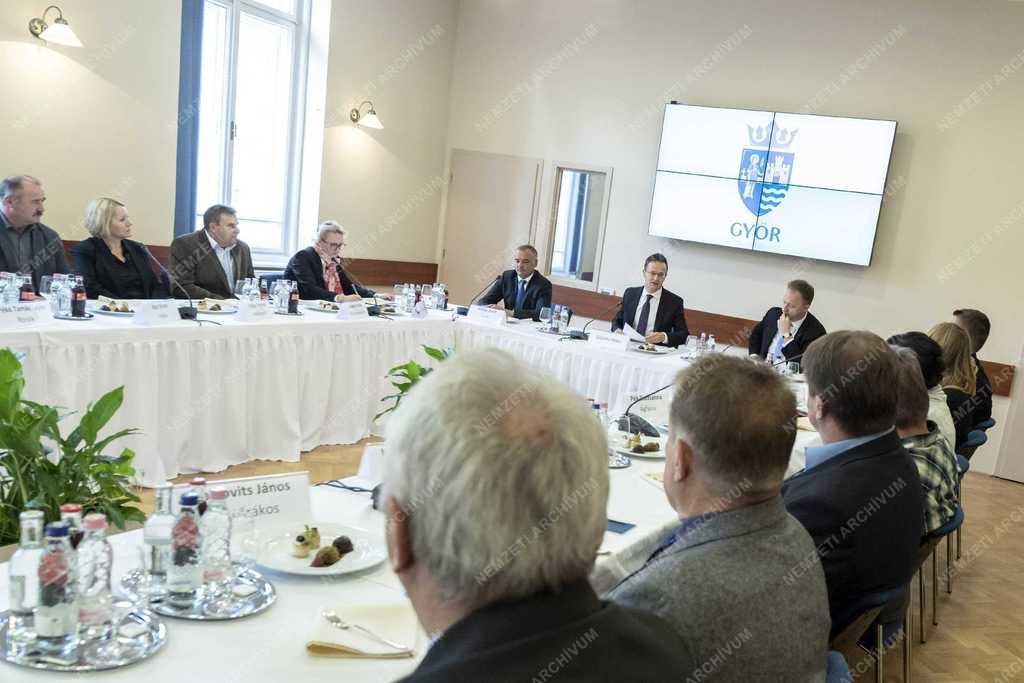Szijjártó Péter az osztrák határ menti települések vezetőivel tárgyalt az átkelők átjárhatóságáról