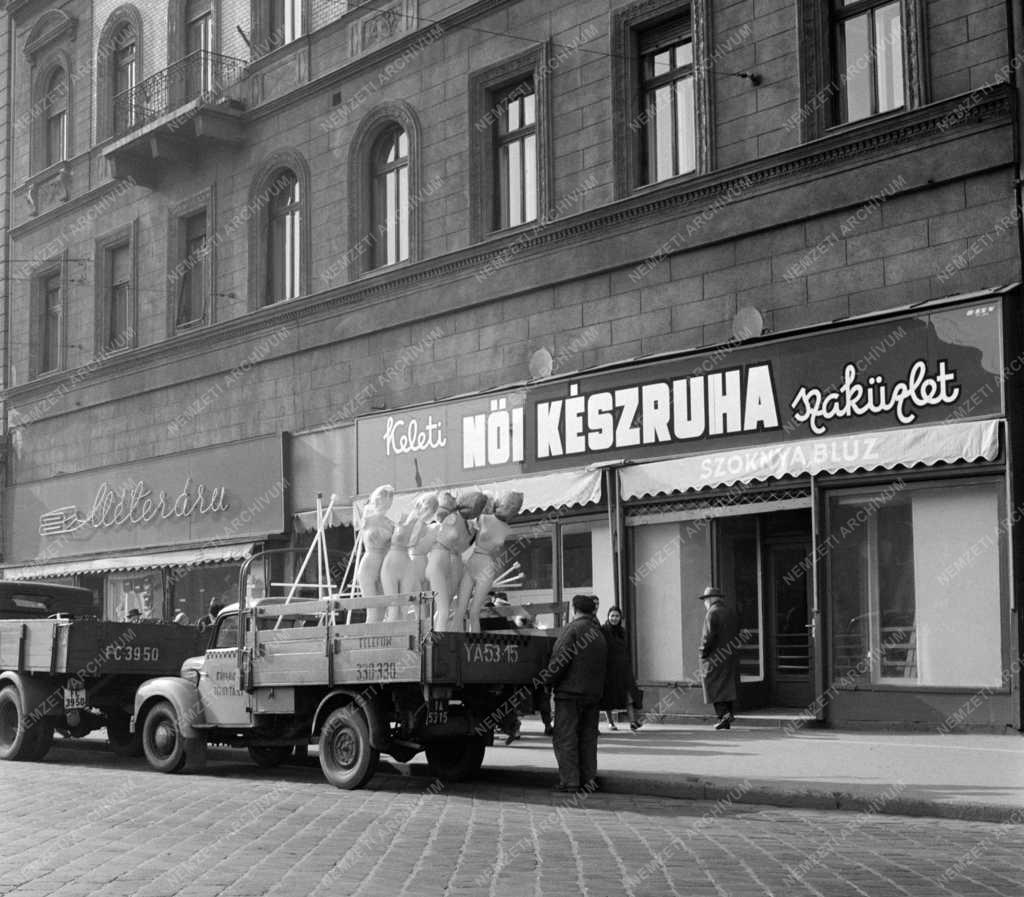 Kereskedelem - Kirakatbabák szállítása