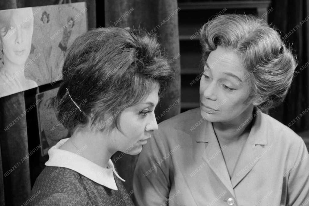 Kultúra - Madách Kamaraszínház - Kamondy László: Vád és varázslat