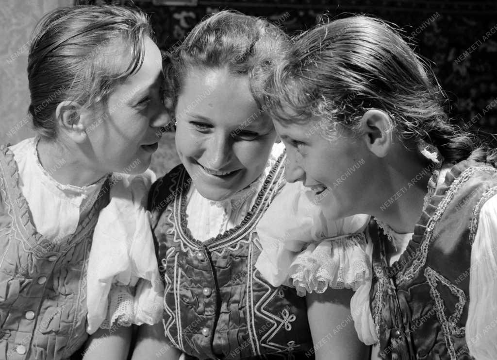 Folklór - Pünkösdi népszokások Vitnyéden 