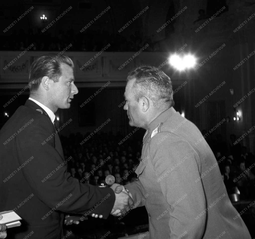 Belpolitika - Kitüntették az 1956-ban helytállt katonákat
