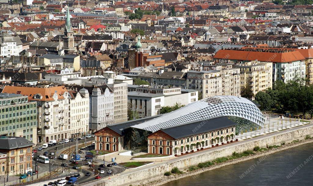 Budapest - Városkép - Modern épület 