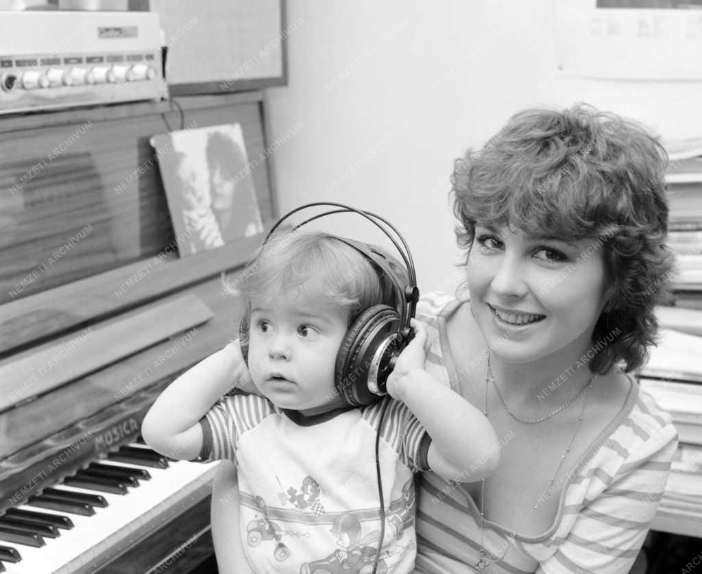 Kultúra - Könnyűzene - Bontovics Kati táncdalénekesnő kisfiával