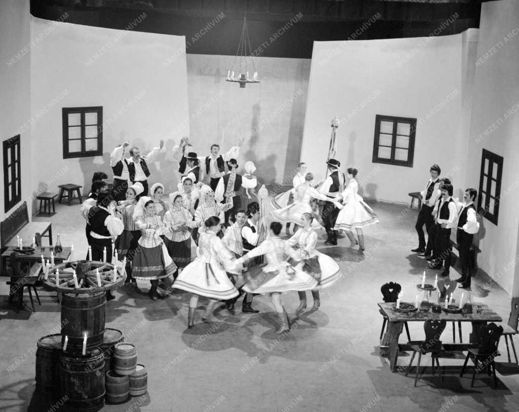 Kultúra - Tévéfilm készül a 25 éves Állami Népi Együttesről