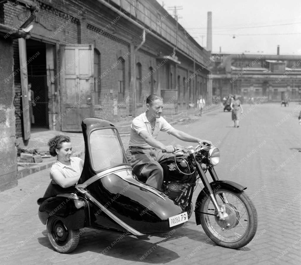 Közlekedés - Járműipar - Pannónia motorkerékpár