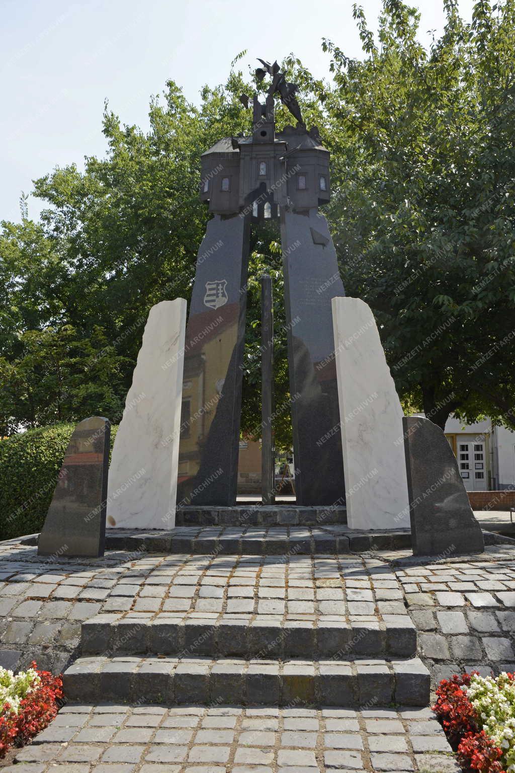 Emlékmű - Mezőkövesd - Az 1956-os forradalom emlékműve