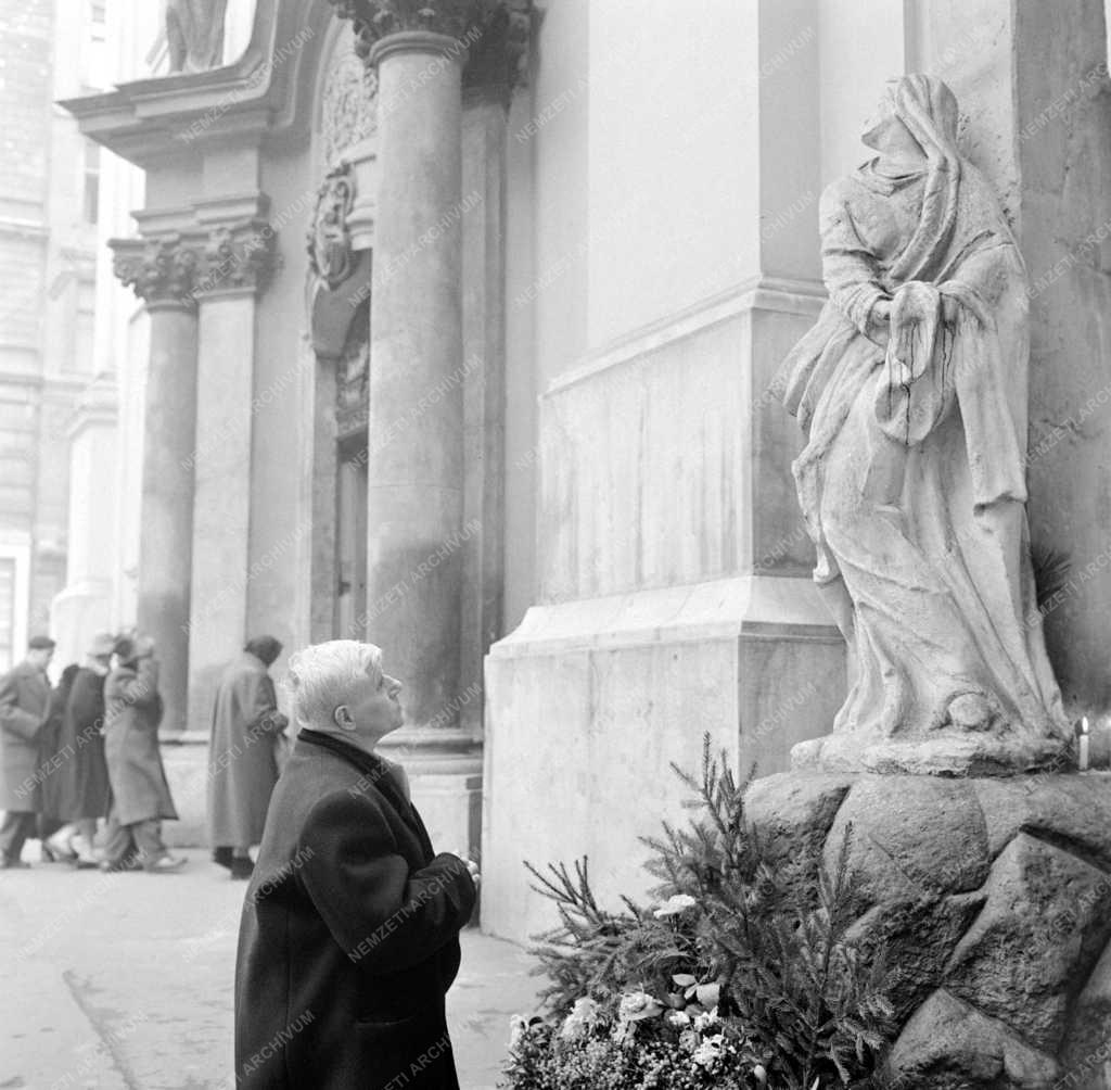 Városkép - Egyház - Hívő Máriával