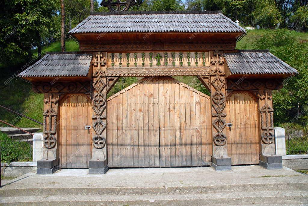 Románia - Barcánfalva - Templomkapu