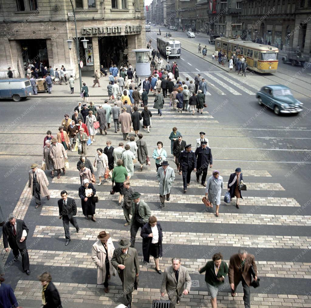 Városkép - Budapest - Gyalogátkelőhely a Blaha Lujza térnél