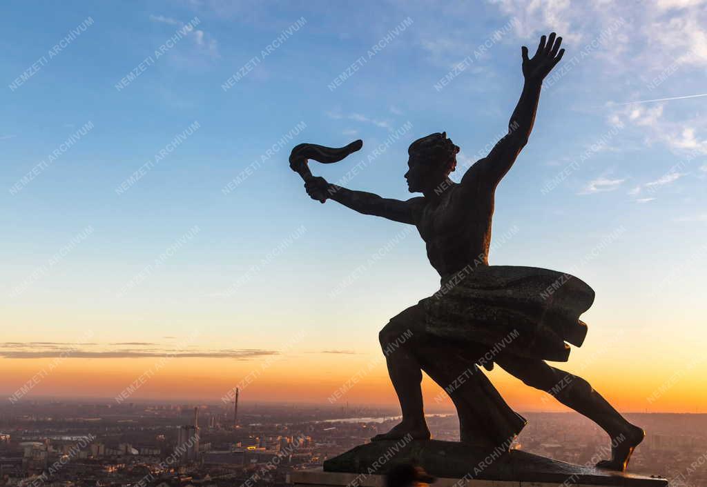 Emlékmű - Budapest - A fáklyavivő szobra