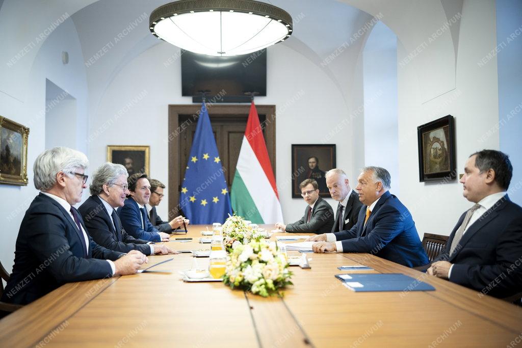 Uniós biztossal tárgyalt Orbán Viktor