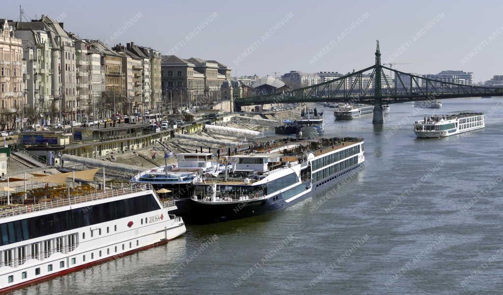 Idegenforgalom - Turistákat szállító külföldi hotelhajók újra a Duna folyón Budapestnél