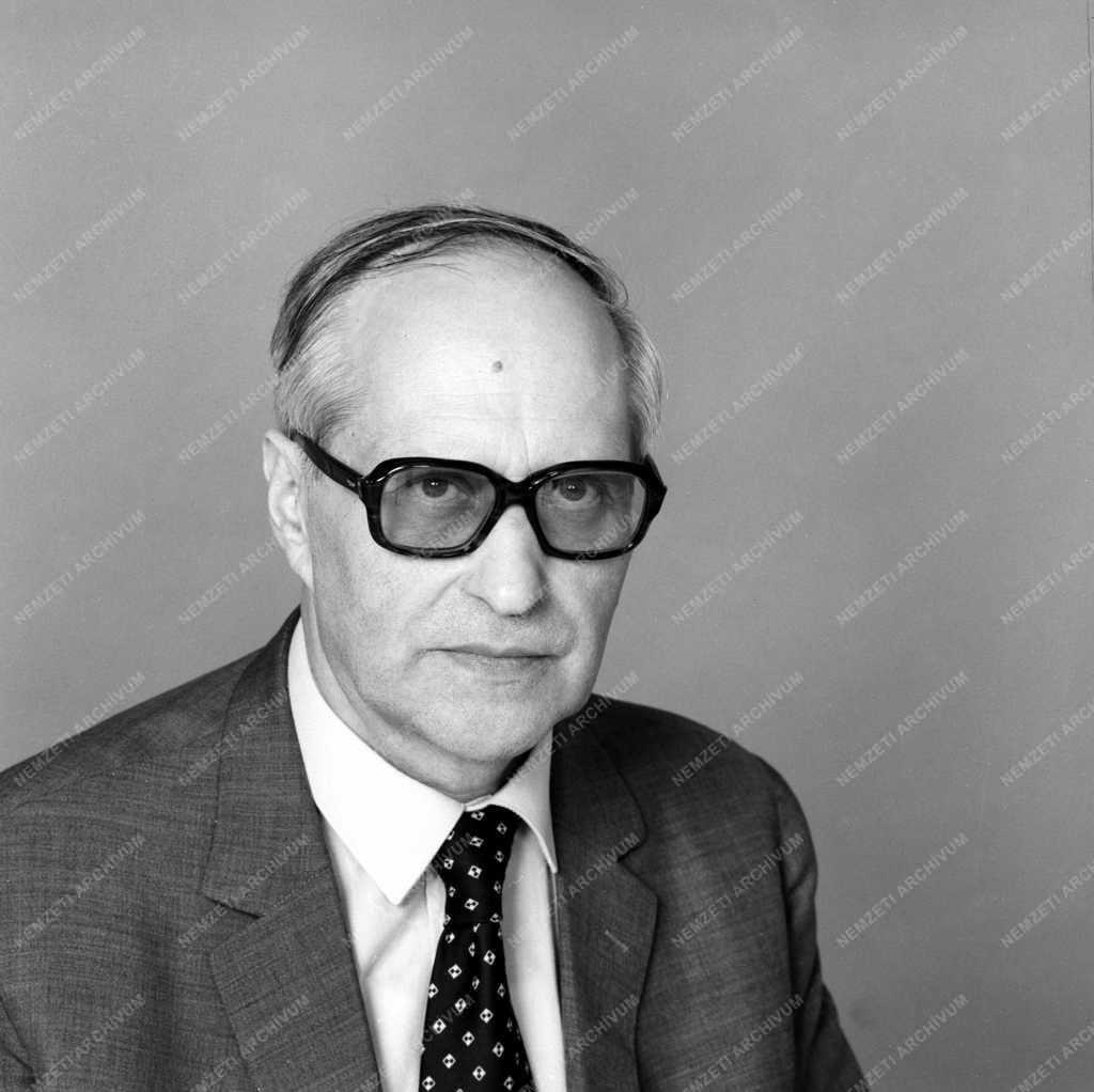 Köpeczi Béla művelődési miniszter
