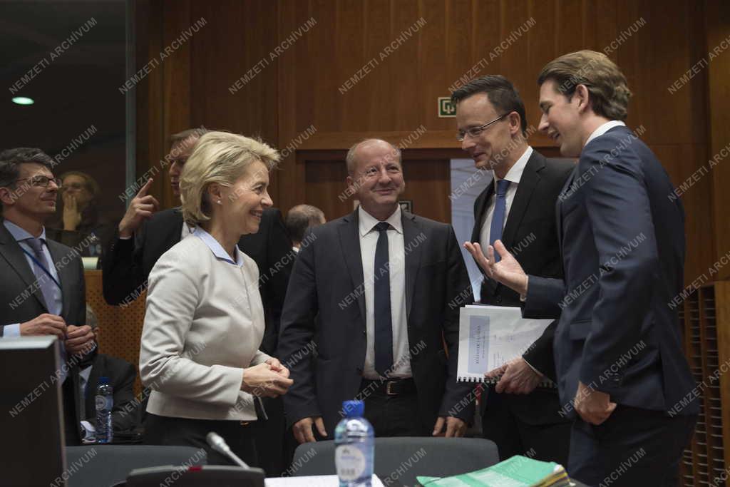 Szijjártó Péter és Simicskó István Brüsszelben 