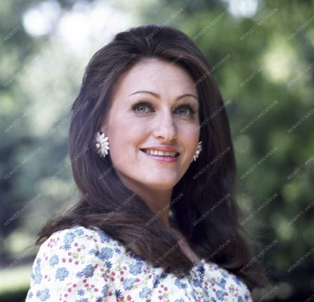 Kultúra - Domonkos Zsuzsa színésznő, operetténekes