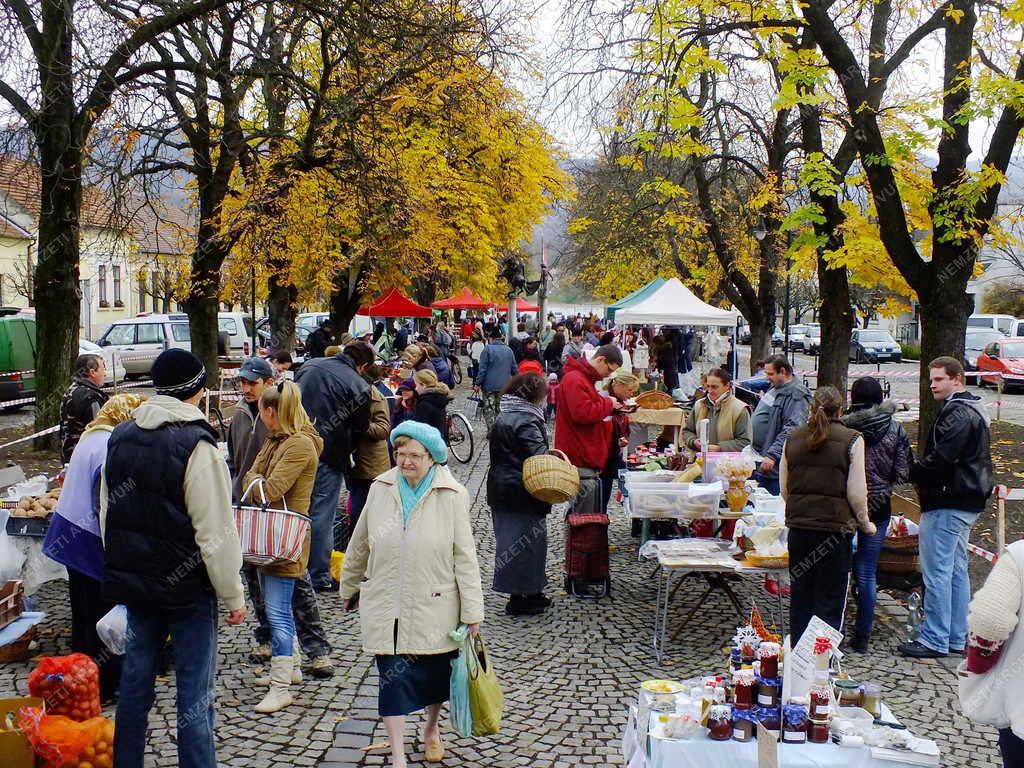 Piac - Nagymaros - Az őstermelői piacon