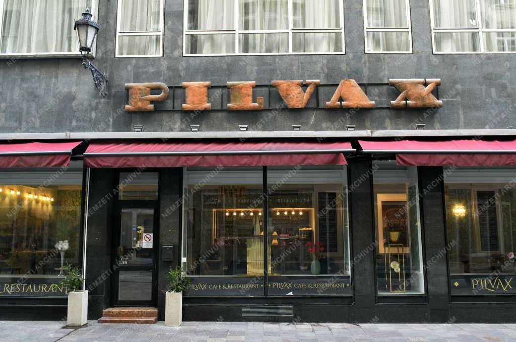 Vendéglátás - Budapest - Újra kinyitott a Pilvax Kávéház
