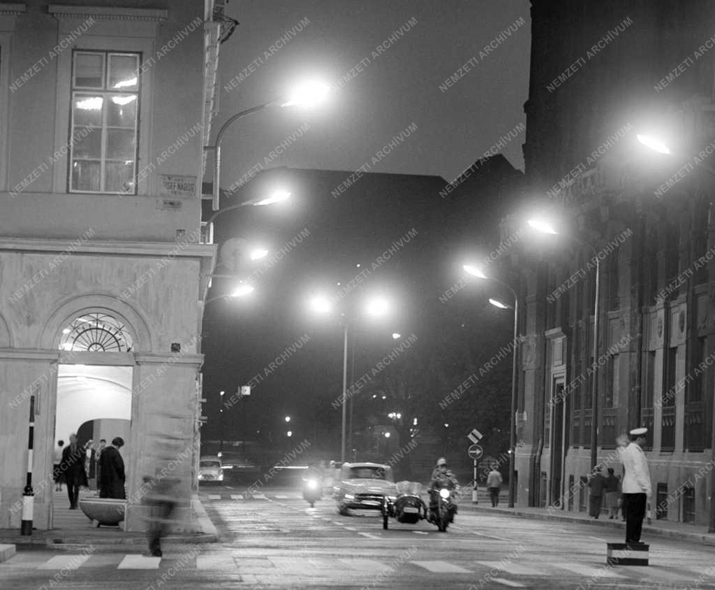 Városkép - Budapest - József Attila utca esti világításban