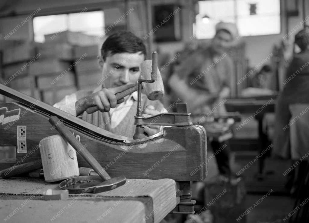 Ipar - Sílécek az Iskolabútor és Sportszerárugyárból