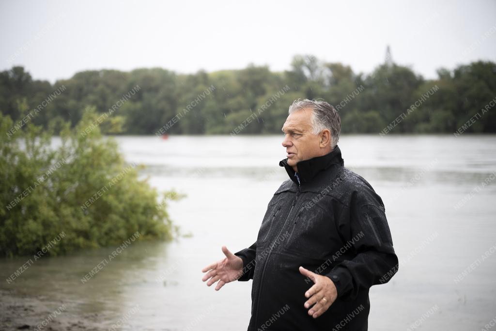 Árvíz - Orbán Viktor ellenőrizte az árvízvédelmi felkészülést