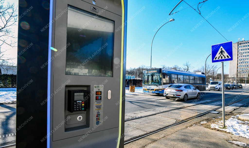 Közlekedés - Okosmegállók segítik a tömegközlekedőket Debrecenben
