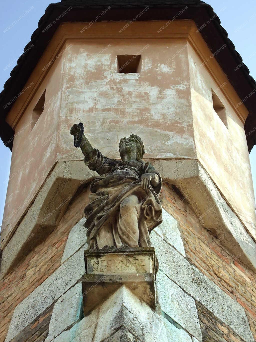 Történelmi emlékhely - Révkomárom - Kőszűz az Újvár sarokbástyáján