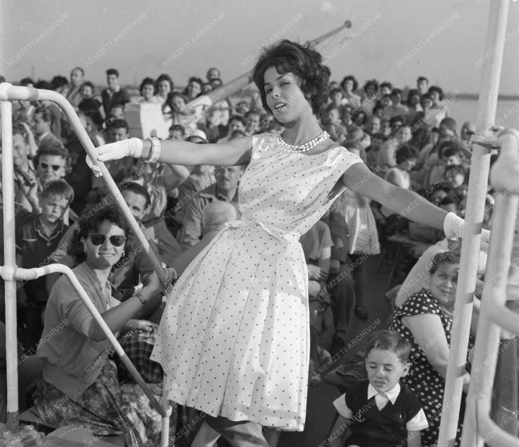 Divat - Divatbemutató a sétahajón