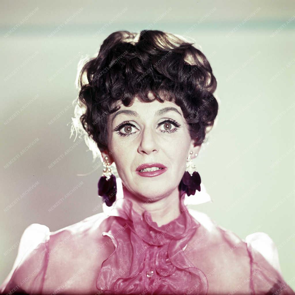 Színház - Psota Irén színésznő műtermi fotózáson