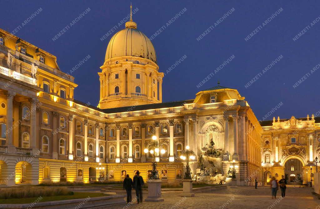 A Budavári Palota esti kivilágításban