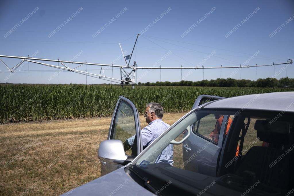 Orbán Viktor aszályvédelmi szemlét tartott Dunapatajon