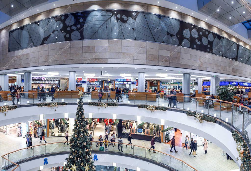 Kereskedelem - Debrecen - Karácsonyi vásár a Fórum bevásárló központban 