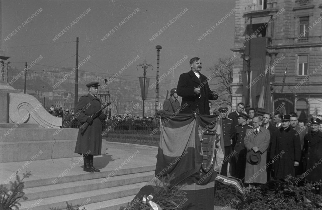 A FELSZAB. ÉVF. Vigadó tér