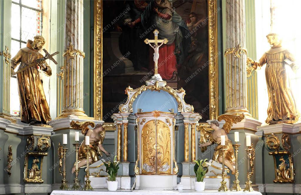 Egyházi épület - Gyöngyös - Sarlós Boldogasszony templom