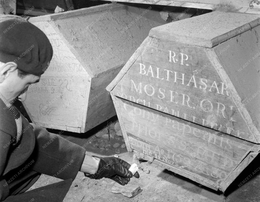 Egyház - Kultúra - Romlik a pápai kriptában talált leletek állapota