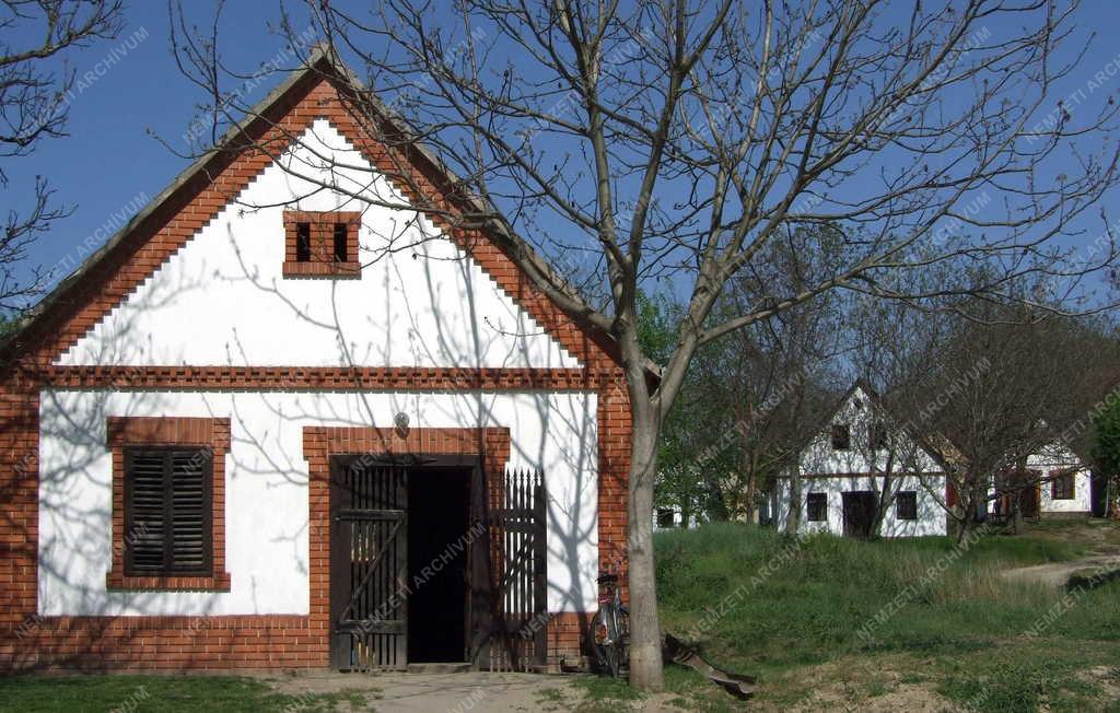 Kultúra - Népi építészet - A györkönyi pincesor