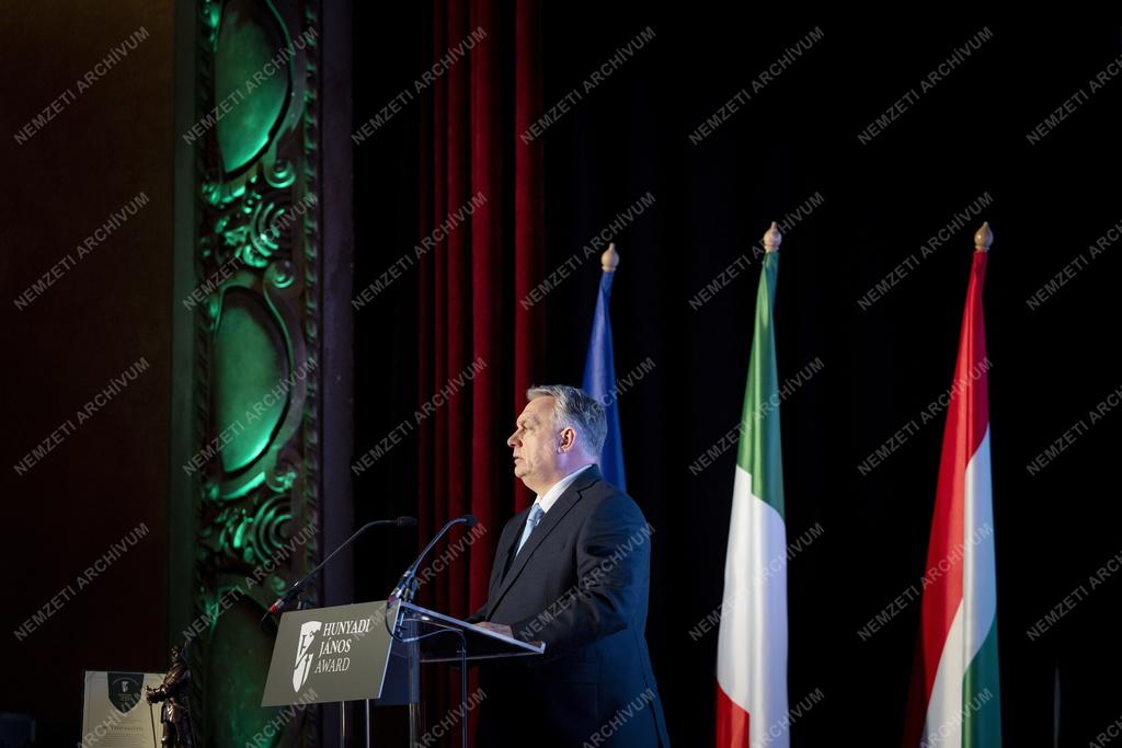 Orbán Viktor átadta Matteo Salvininek a Hunyadi János-díjat 