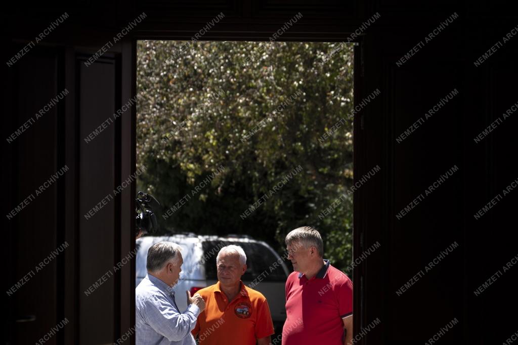 Orbán Viktor aszályvédelmi szemlét tartott Dunapatajon