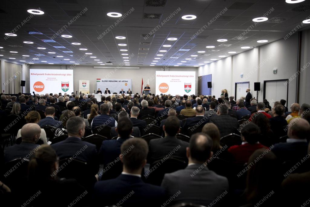 A Fidesz-KDNP frakcióülése Balatonalmádiban