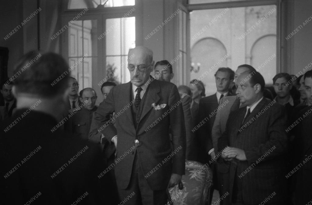 KÁROLYI M. ÉRKEZÉSE a Károlyi palotában